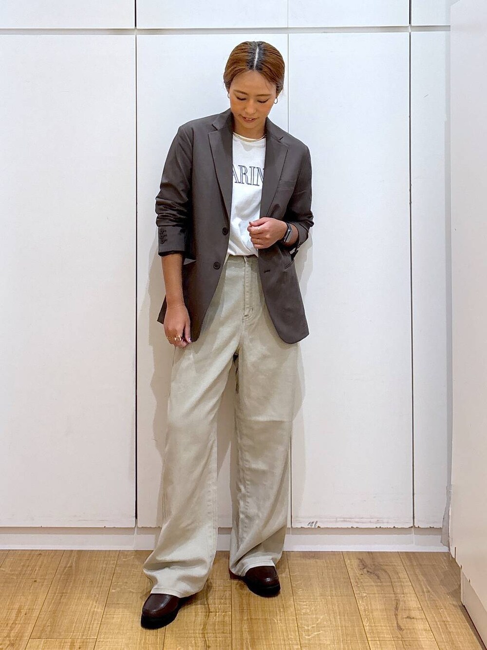 ブラウン系のローファー、ホワイト系のTシャツ/カットソー、ブラウン系のテーラードジャケットを着用したレディースの秋コーディネートの3枚目の写真