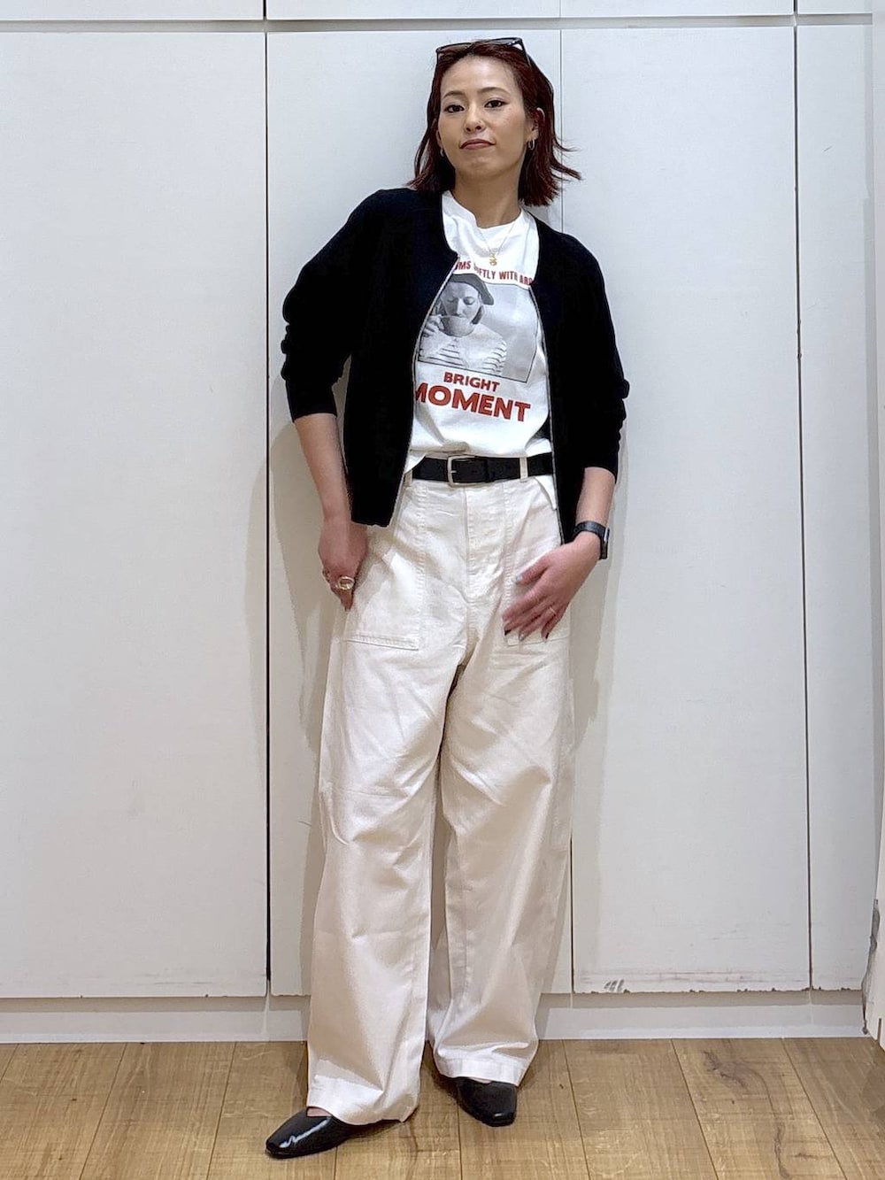 ブラック系のパンプス、ホワイト系のTシャツ/カットソー、ベージュ系のその他パンツを着用したレディースの春コーディネートの2枚目の写真