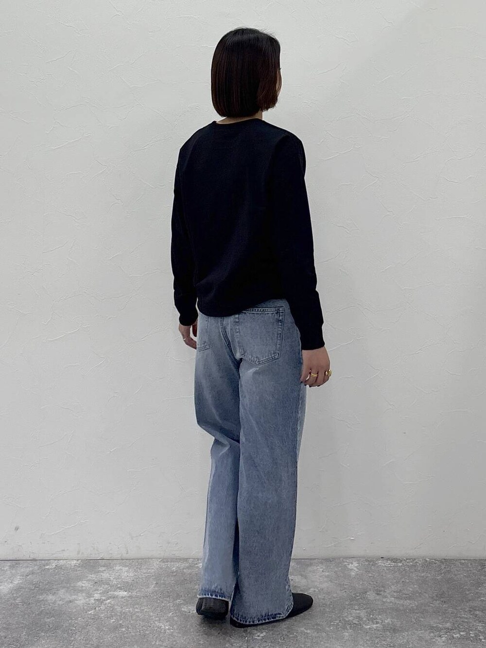 ブラック系のブーツ、ゴールド系のピアス（両耳用）、ゴールド系のリングを着用したレディースの冬コーディネートの7枚目の写真