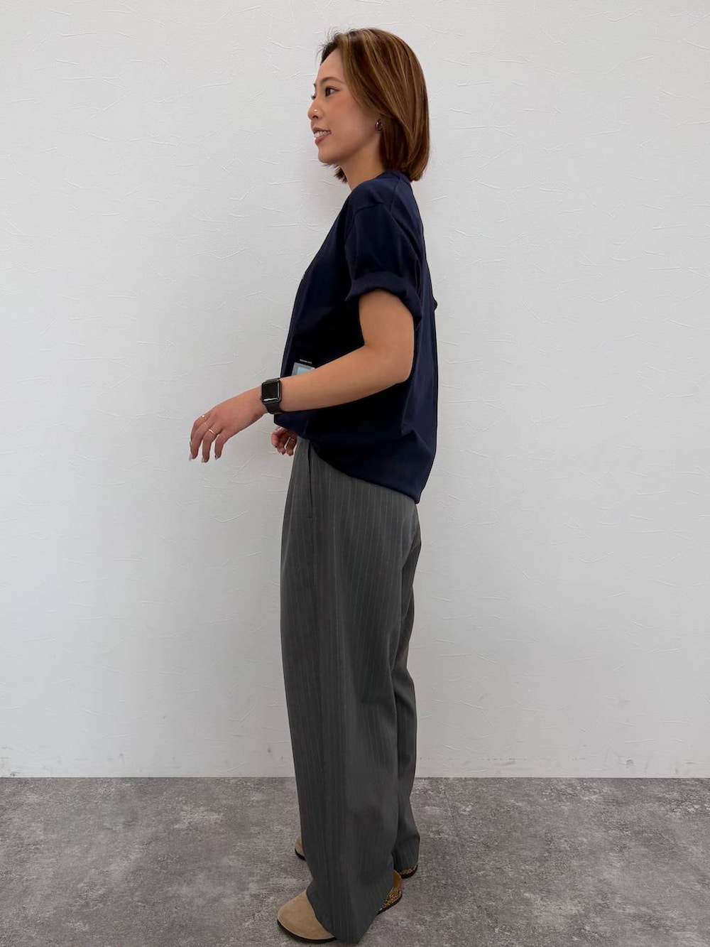 グレー系のその他パンツ、ブルー系のTシャツ/カットソーを着用したレディースの春コーディネートの5枚目の写真