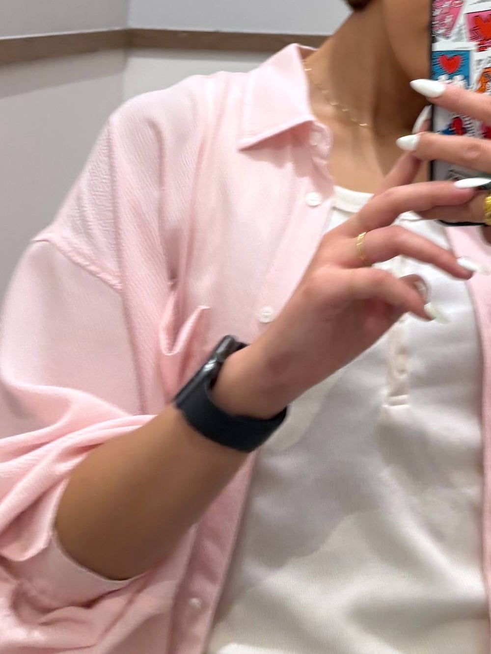 ホワイト系のタンクトップ、ホワイト系のその他パンツ、ブラック系のサンダルを着用したレディースの夏コーディネートの3枚目の写真