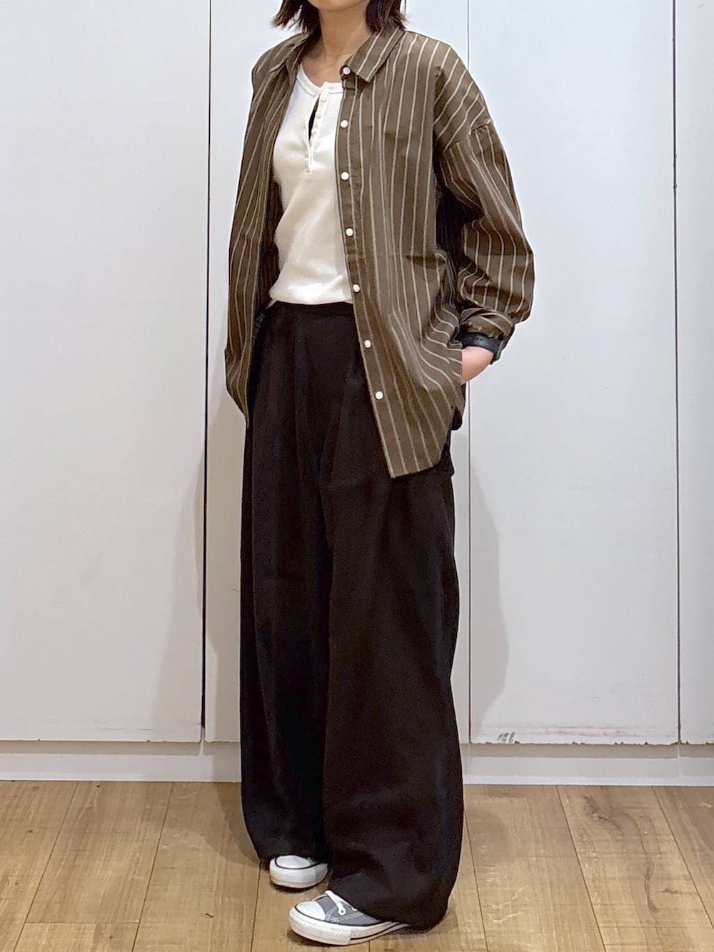 ブラウン系のシャツ/ブラウス、ブラウン系のその他パンツ、ホワイト系のタンクトップを着用したレディースの春コーディネートの3枚目の写真