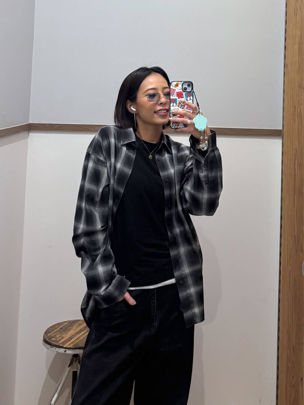 ブラック系のシャツ/ブラウス、ブルー系のデニムパンツ、ブラック系のスニーカーを着用したレディースの秋コーディネートの2枚目の写真