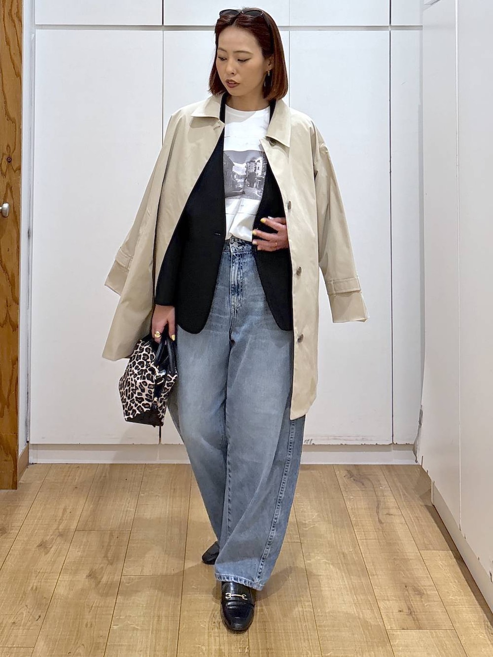 ブラック系のローファー、その他のショルダーバッグ、ブラック系のノーカラージャケットを着用したレディースの春コーディネートの5枚目の写真