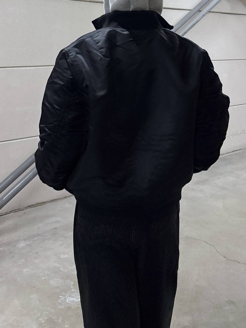 ブラック系のデニムパンツ、ブラック系のデニムジャケット、グレー系のパーカーを着用したレディースの冬コーディネートの4枚目の写真