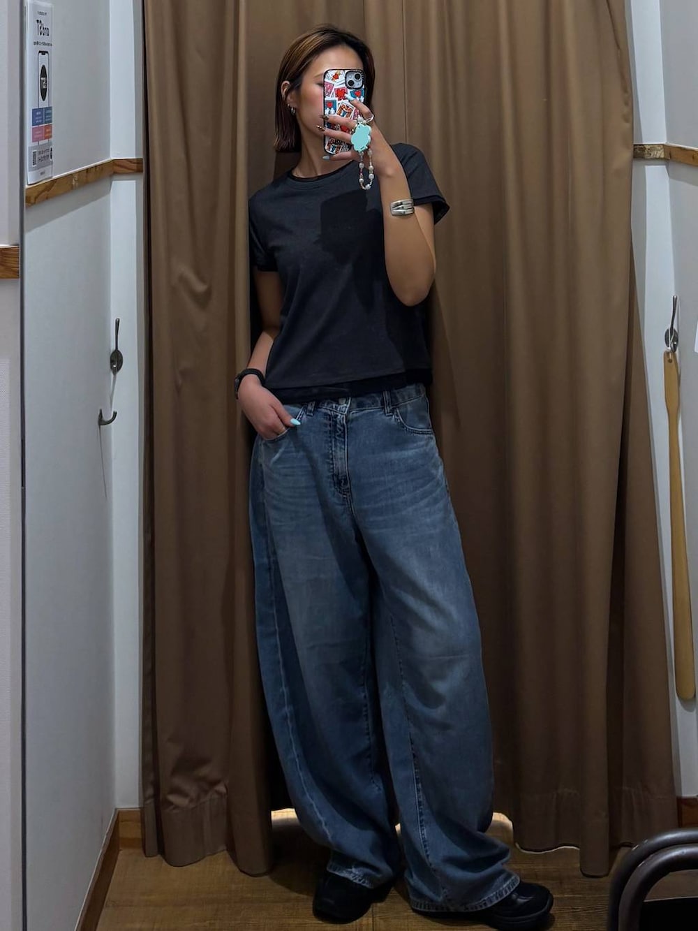 ブルー系のデニムパンツ、グレー系のTシャツ/カットソーを着用したレディースの春コーディネートの4枚目の写真