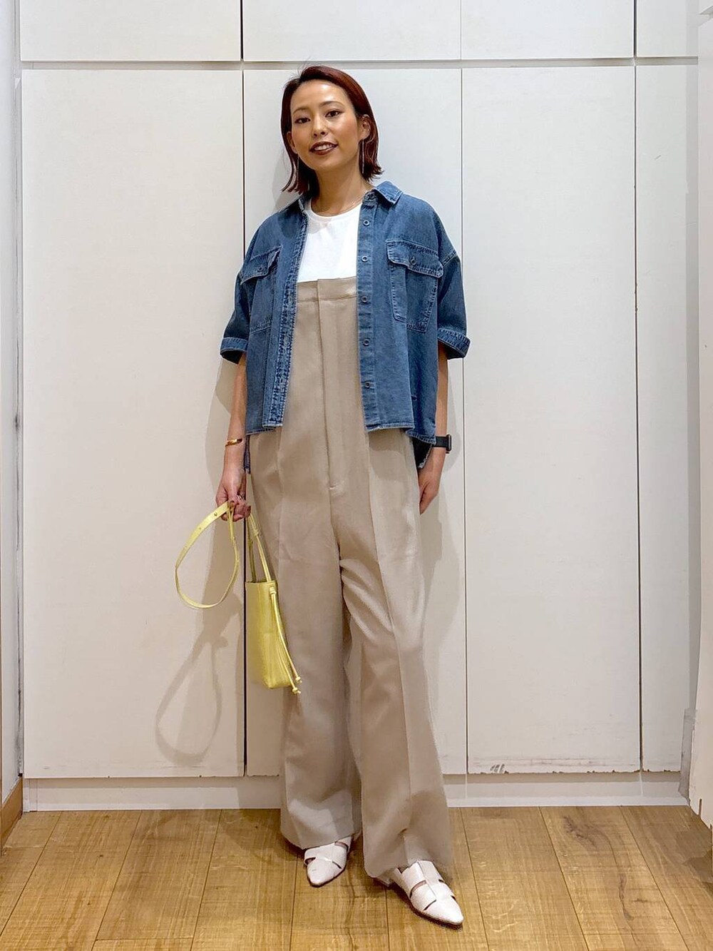 「体型カバー、高見え、高身長、ママコーデ、骨格ストレート、GLOBAL WORK、着痩せ・細見え」|「GLOBAL WORKのGOODデニムシャツ半袖/288639(シャツ/ブラウス、ブルー系)」を使った、ココさん(レディース・165cm)の春コーディネートの2枚目の写真