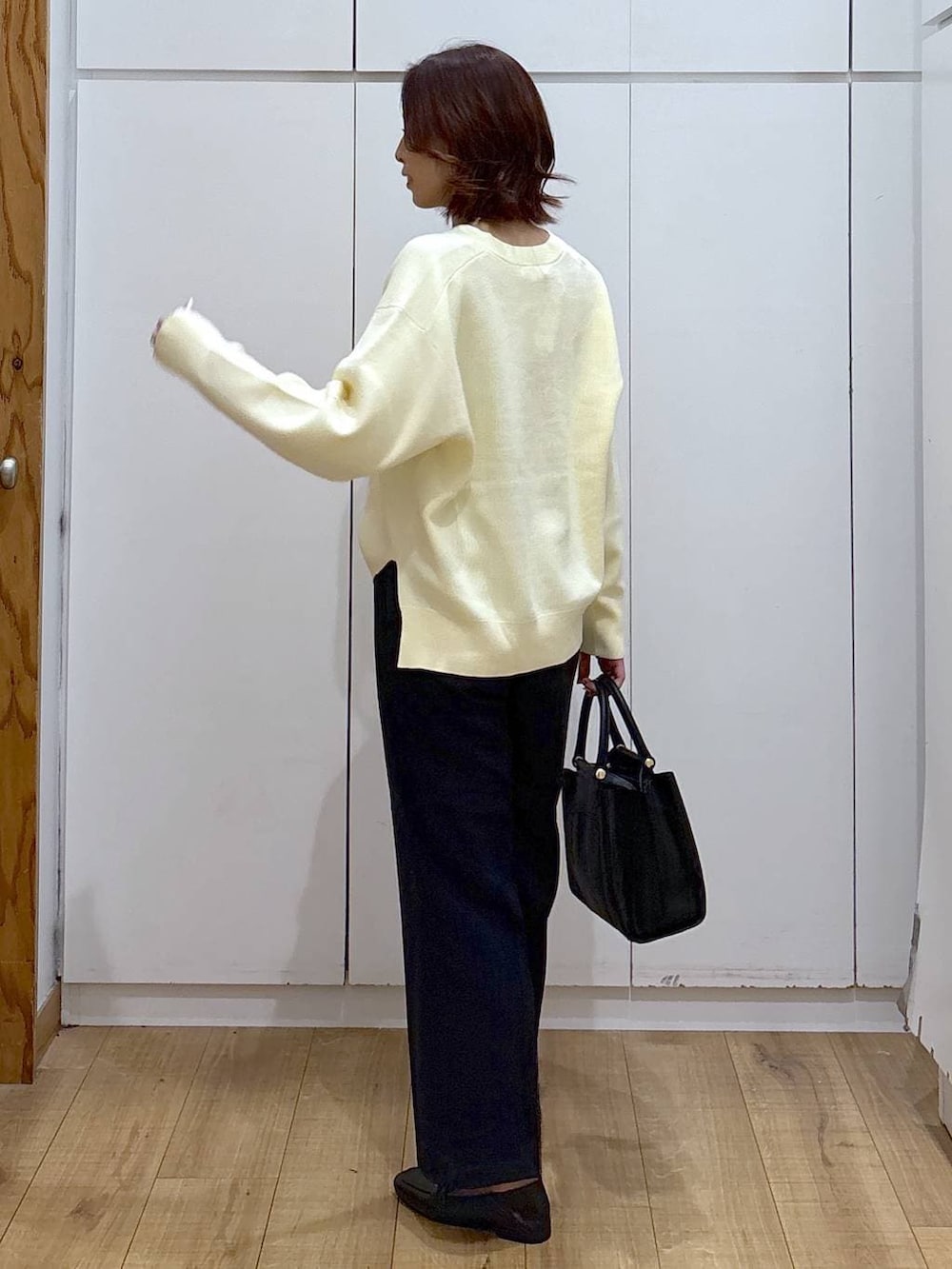 ブラック系のローファー、ブルー系のその他パンツ、ブラック系のトートバッグを着用したレディースの春コーディネートの3枚目の写真