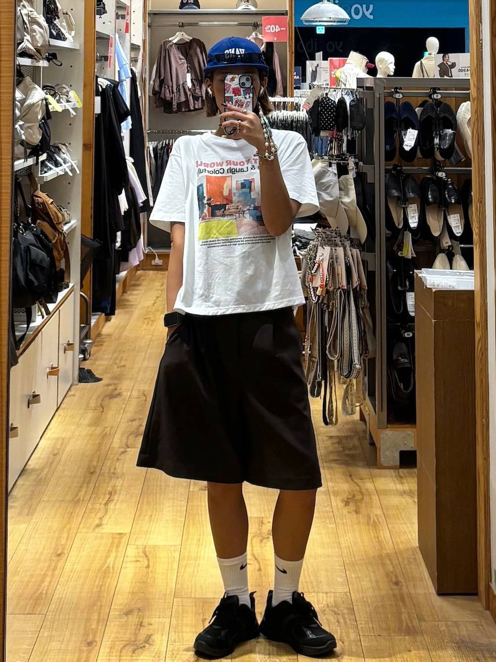 ホワイト系のTシャツ/カットソー、ブラウン系のその他パンツを着用したレディースの秋コーディネートの2枚目の写真