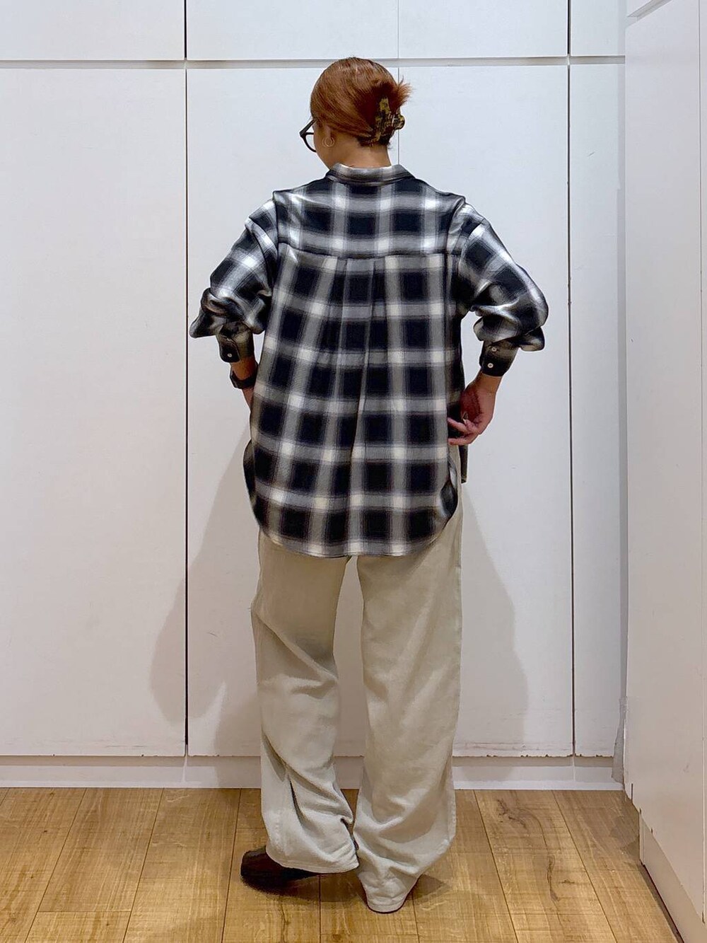 ブラウン系のローファー、ブラック系のキャミソール、ブラック系のシャツ/ブラウスを着用したレディースの秋コーディネートの4枚目の写真