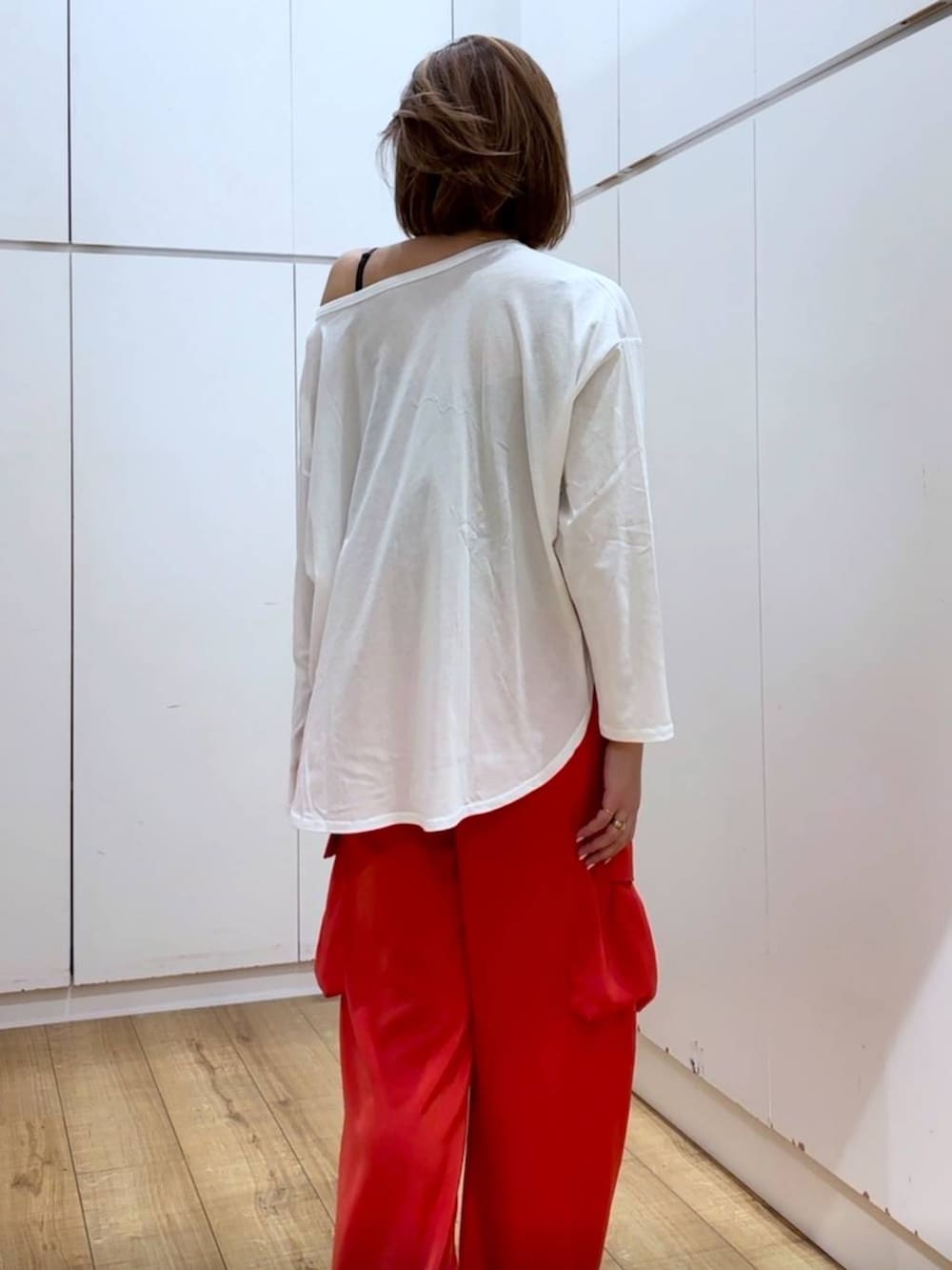 ブラック系のキャミソール、ホワイト系のTシャツ/カットソー、レッド系のその他パンツを着用したレディースの春コーディネートの5枚目の写真