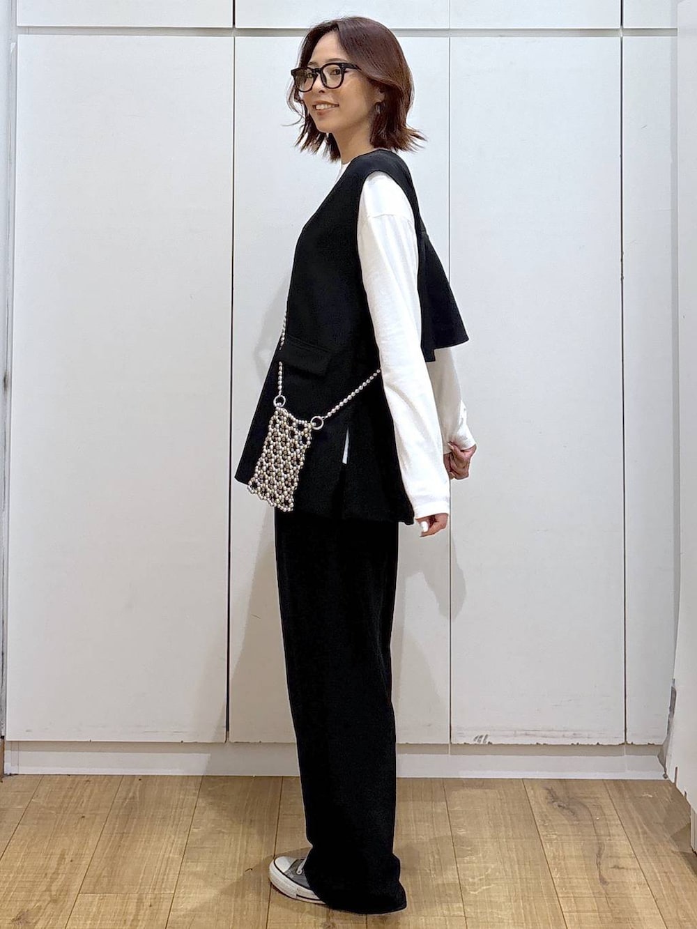 ブラック系のセットアップ、ブラック系のその他パンツ、ホワイト系のTシャツ/カットソーを着用したレディースの春コーディネートの4枚目の写真