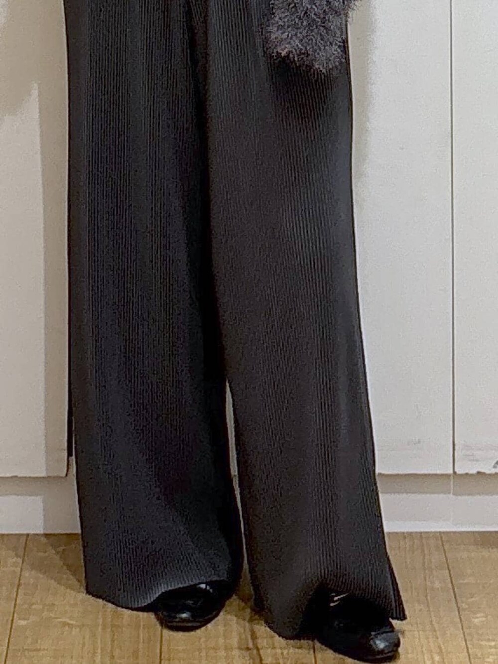 ブラック系のローファー、グレー系のカーディガン/ボレロ、グレー系のその他パンツを着用したレディースの冬コーディネートの3枚目の写真