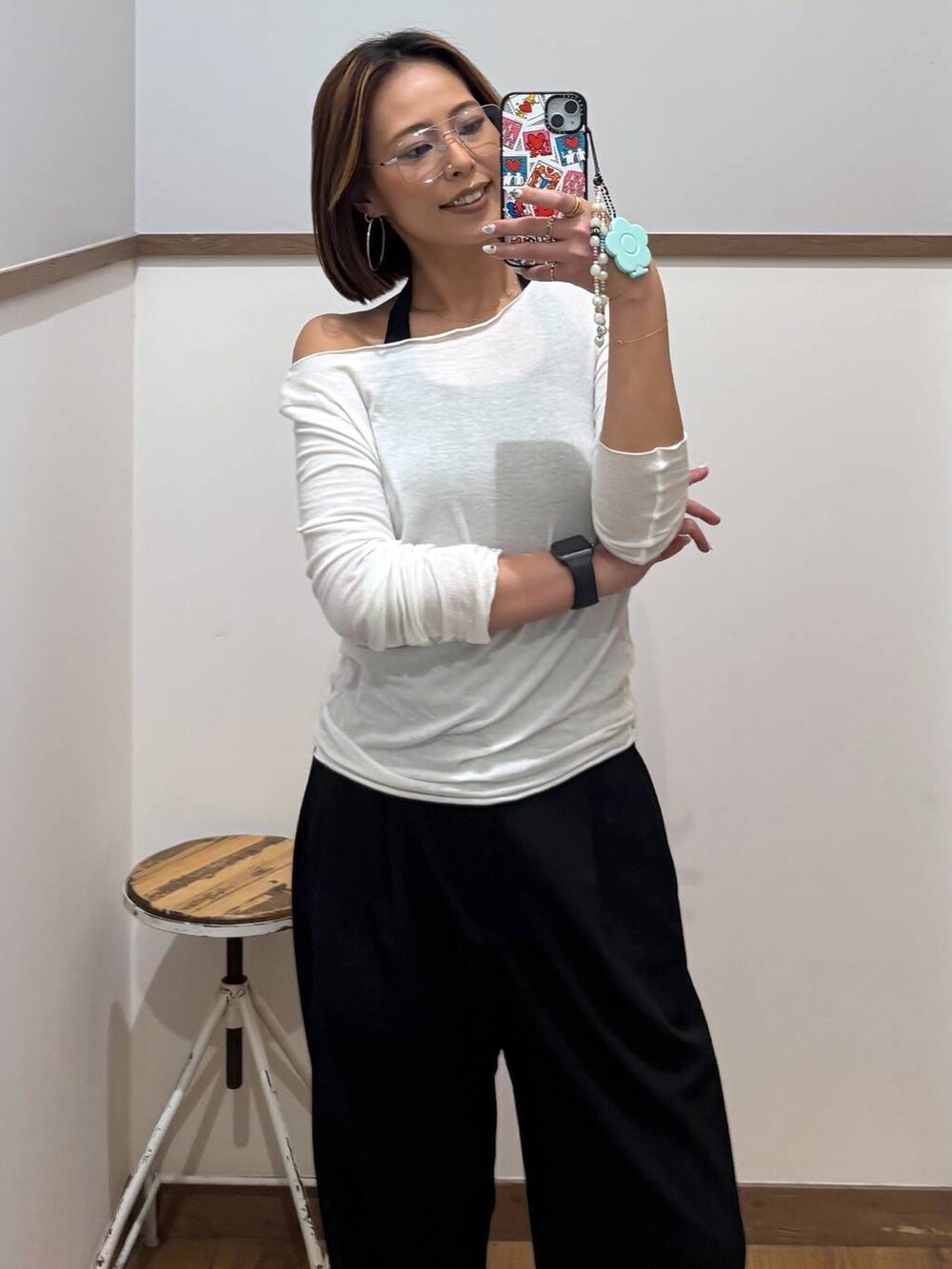 ブラック系のその他パンツ、ブラック系のサンダル、ホワイト系のメガネを着用したレディースの春コーディネートの2枚目の写真