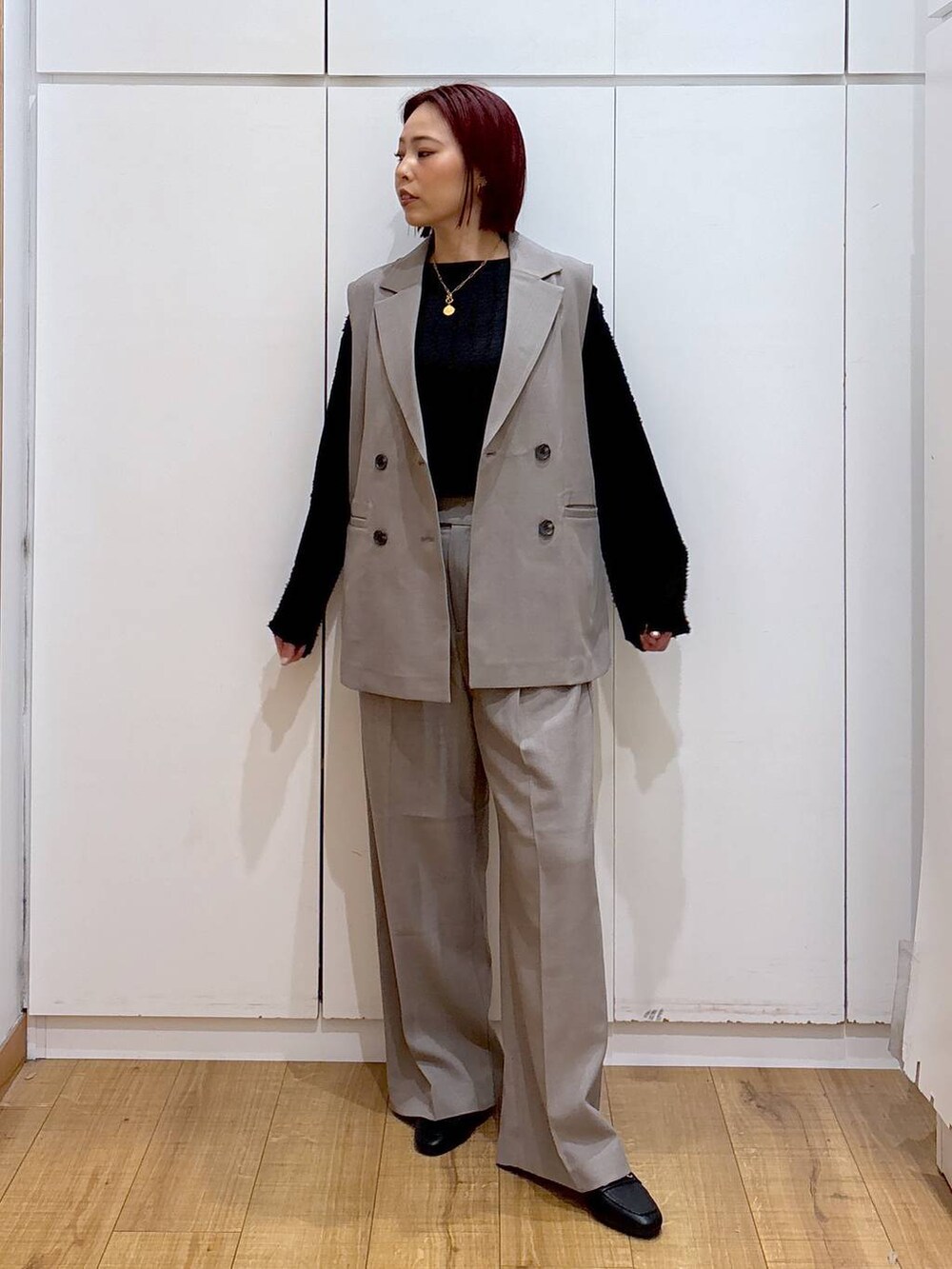 ブラック系のローファー、ブラック系のTシャツ/カットソー、ベージュ系のその他パンツを着用したレディースの春コーディネートの4枚目の写真