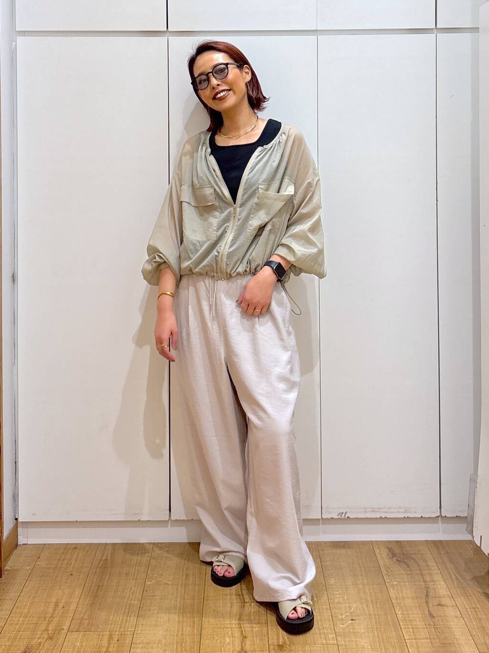 「体型カバー、高見え、高身長、ママコーデ、骨格ストレート、GLOBAL WORK、着痩せ・細見え」｜「GLOBAL WORKのBeauteeスクエアタンク/289845（タンクトップ、ブラック系）」を使った、ココさん（レディース・165cm）の春コーディネートの4枚目の写真