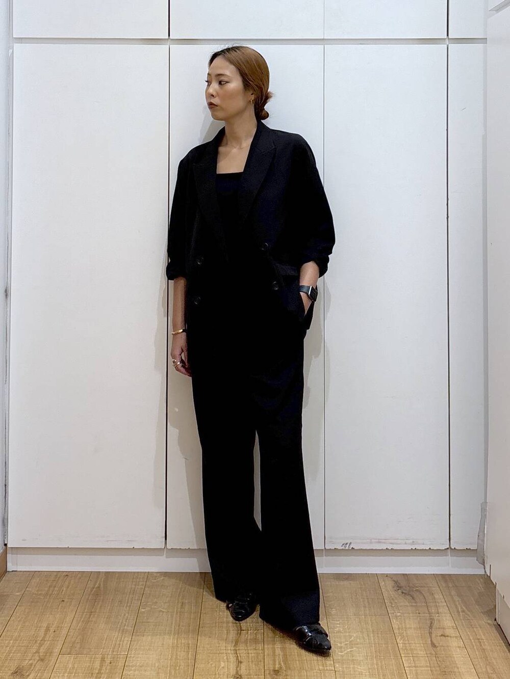 ブラック系のキャミソール、ブラック系のパンプス、ブラック系のその他パンツを着用したレディースの秋コーディネートの3枚目の写真