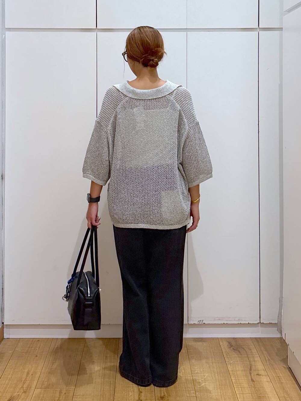 ブラック系のパンプス、ホワイト系のキャミソール、ブラック系のボストンバッグを着用したレディースの秋コーディネートの4枚目の写真