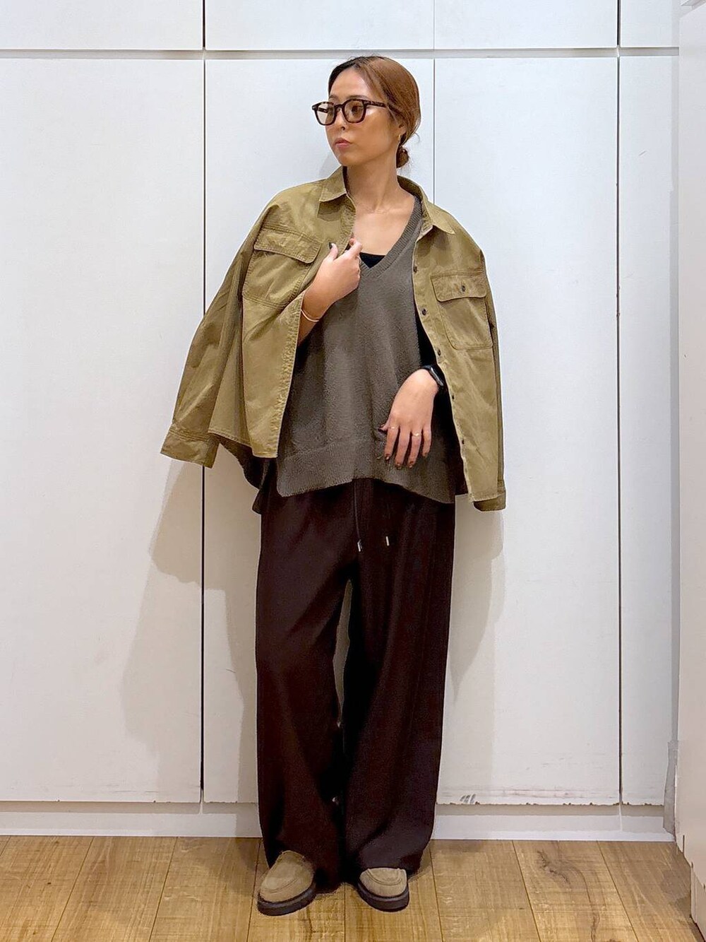 ブラック系のキャミソール、ブラウン系のその他パンツ、ブラウン系のベストを着用したレディースの秋コーディネートの2枚目の写真