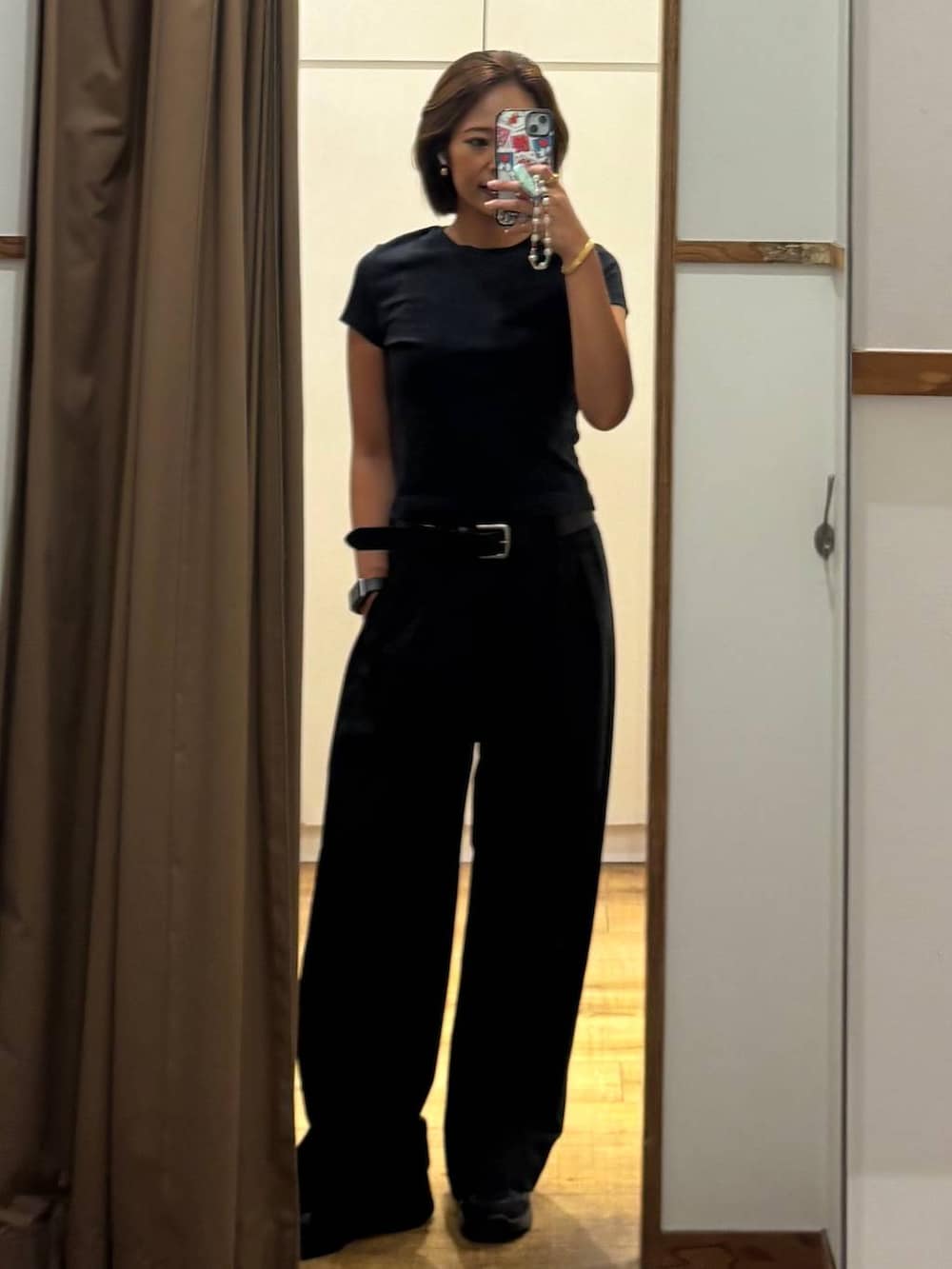 ブラック系のその他パンツを着用したレディースの夏コーディネートの3枚目の写真