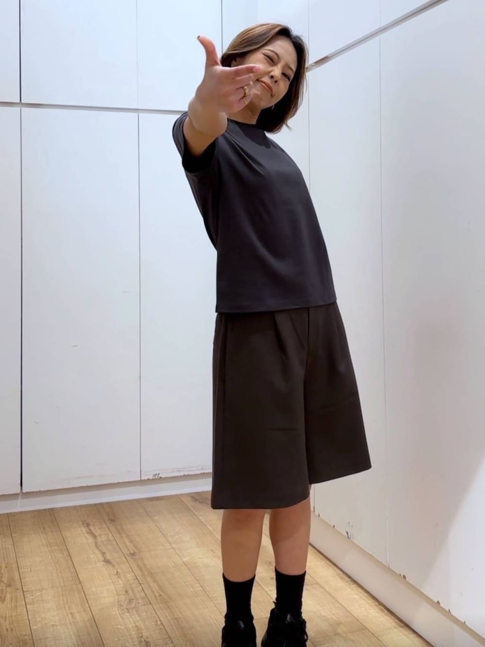 グレー系のTシャツ/カットソー、ベージュ系のその他パンツを着用したレディースの春コーディネートの2枚目の写真