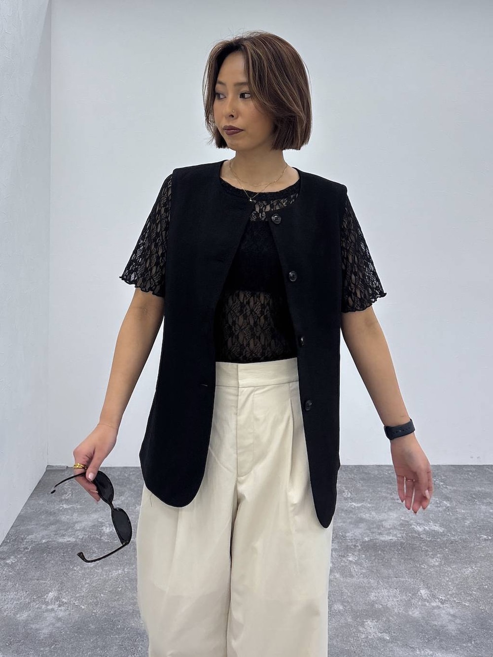 ブラック系のローファー、ブラック系のTシャツ/カットソー、ゴールド系のネックレスを着用したレディースの春コーディネートの5枚目の写真