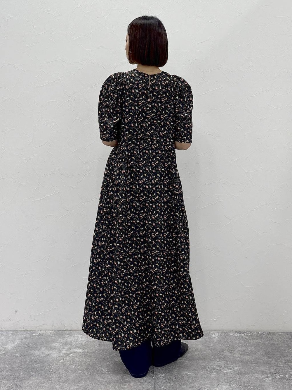 ブラック系のブーツ、ゴールド系のピアス（両耳用）、ゴールド系のリングを着用したレディースの冬コーディネートの4枚目の写真