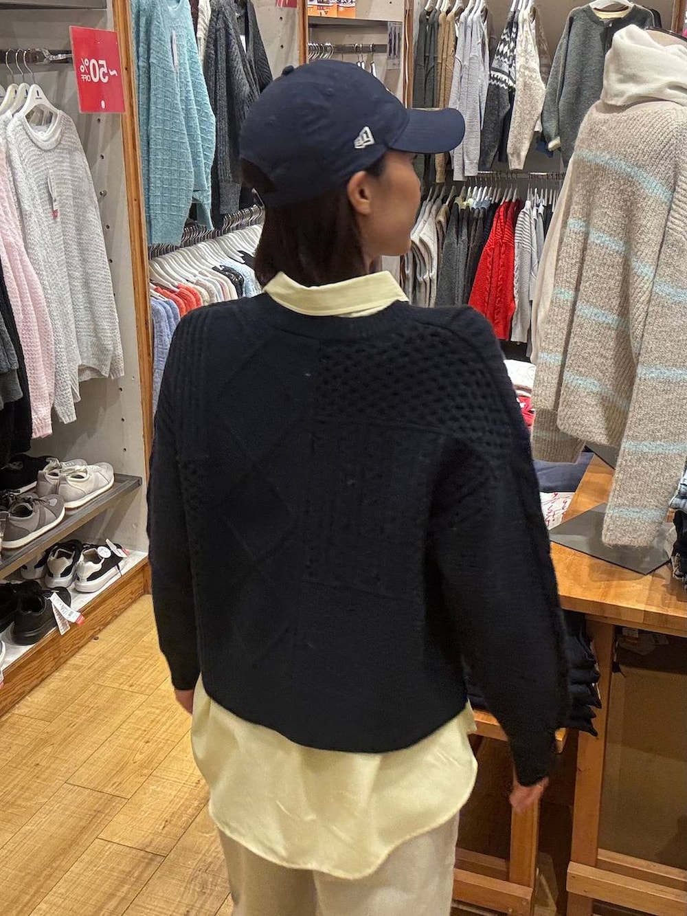 ベージュ系のデニムパンツ、イエロー系のシャツ/ブラウス、ブルー系のカーディガン/ボレロを着用したレディースの冬コーディネートの3枚目の写真