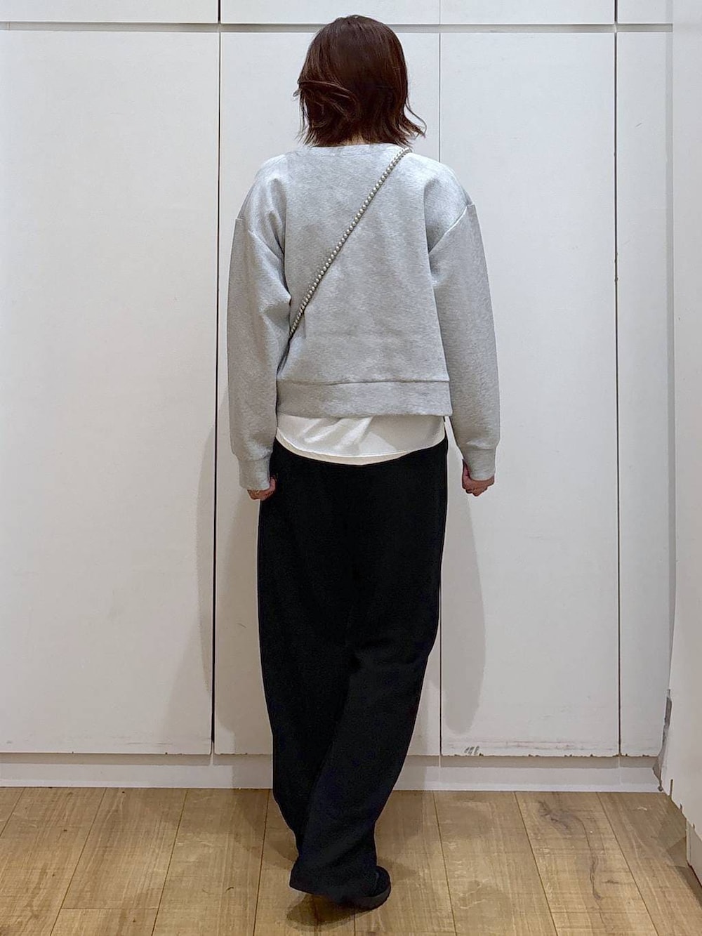 ブラック系のその他パンツ、グレー系のカーディガン/ボレロ、ホワイト系のTシャツ/カットソーを着用したレディースの春コーディネートの6枚目の写真