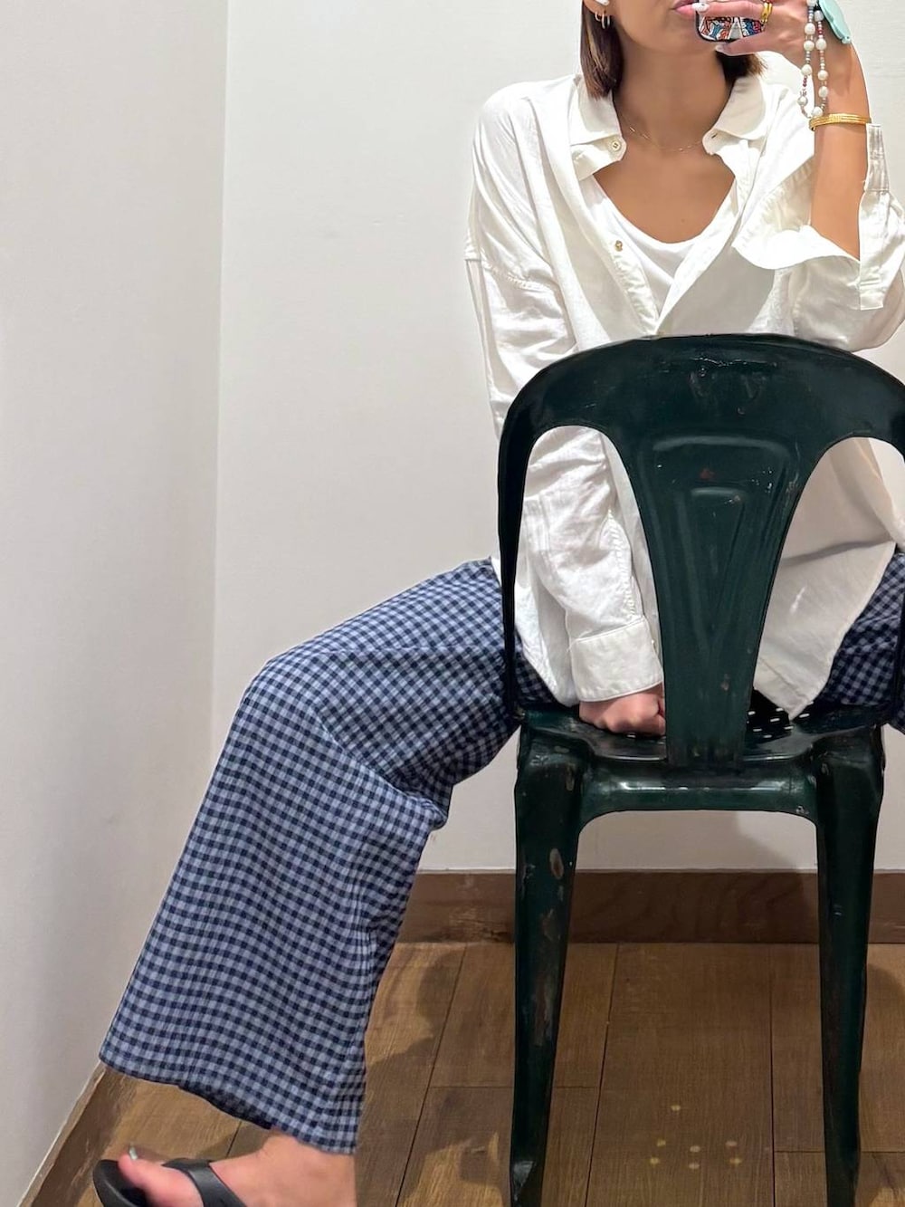 ホワイト系のシャツ/ブラウス、ホワイト系のキャミソール、ブルー系のその他パンツを着用したレディースの春コーディネートの5枚目の写真