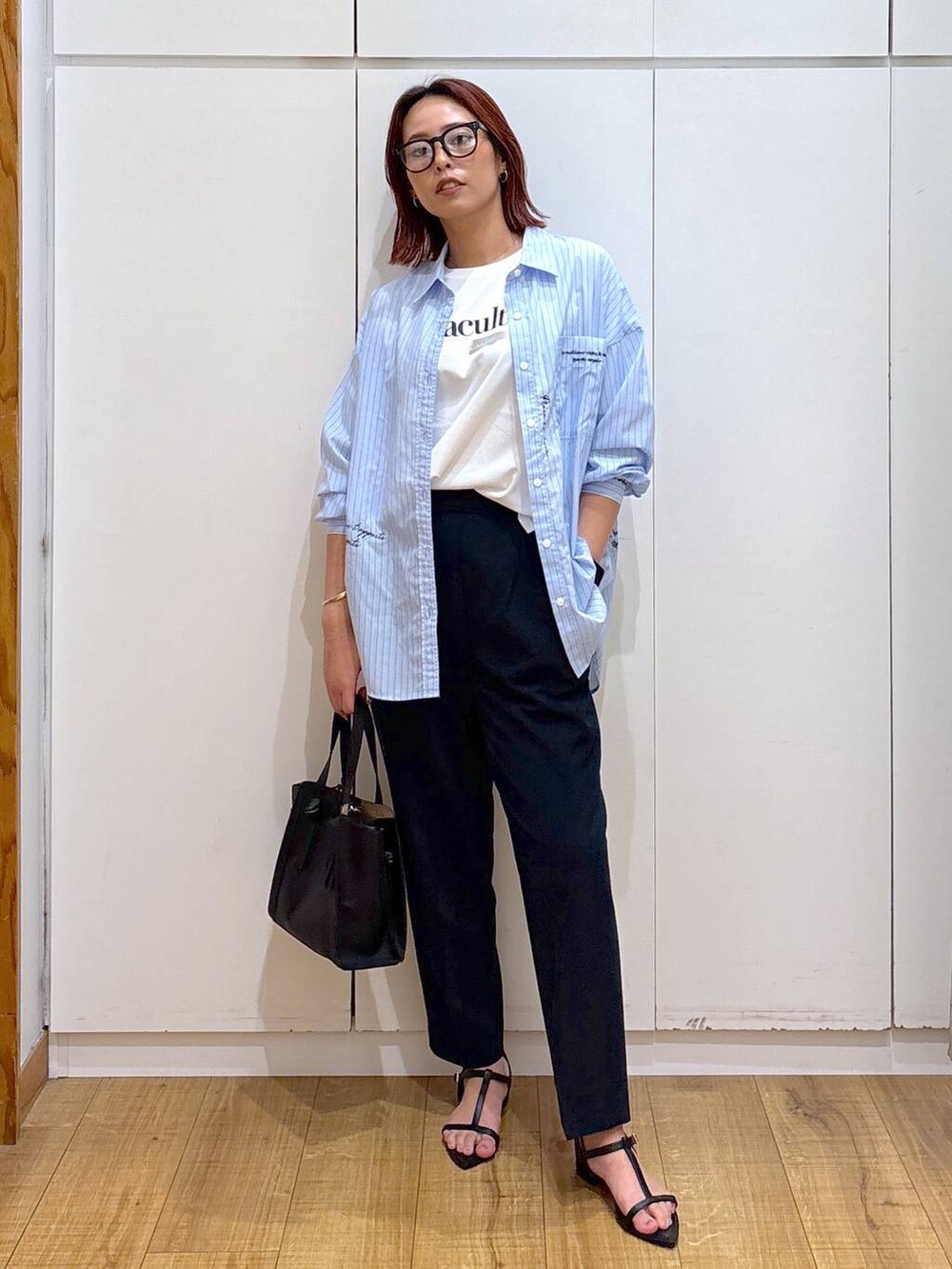 ホワイト系のTシャツ/カットソー、ブラック系のサンダル、ブラック系のショルダーバッグを着用したレディースの夏コーディネートの2枚目の写真