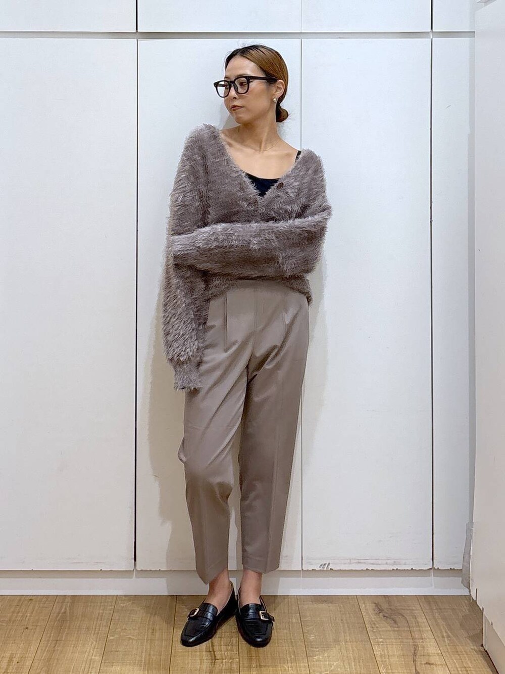 ブラック系のローファー、ブラウン系のその他パンツ、ブラウン系のワンピースを着用したレディースの秋コーディネートの5枚目の写真