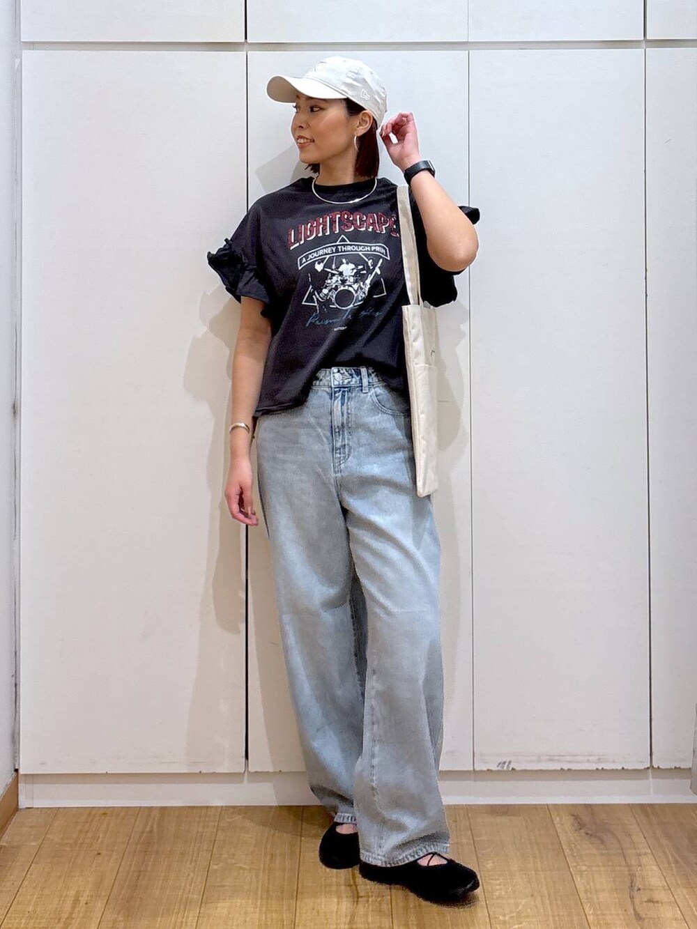 「体型カバー、高見え、高身長、ママコーデ、骨格ストレート、GLOBAL WORK、着痩せ・細見え」|「GLOBAL WORKのGOODデニムバギーパンツ/118365(デニムパンツ、ブルー系)」を使った、ココさん(レディース・165cm)の春コーディネートの2枚目の写真