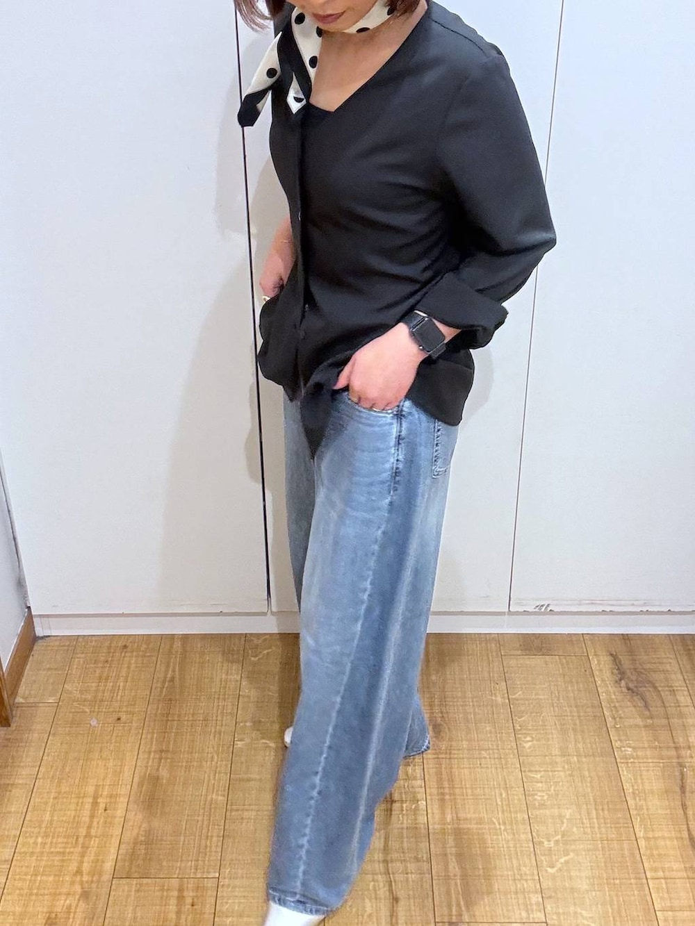 ブラック系のキャミソール、シルバー系のパンプス、グレー系のカーディガン/ボレロを着用したレディースの春コーディネートの4枚目の写真