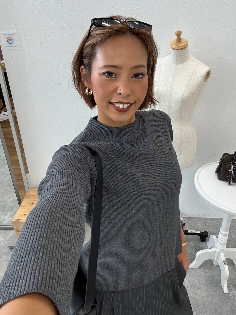 グレー系のその他パンツ、ブラック系のショルダーバッグ、ブラック系のローファーを着用したレディースの秋コーディネートの5枚目の写真