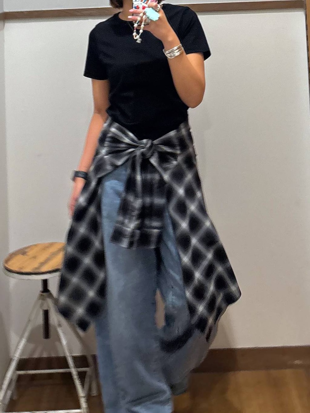 ブルー系のデニムパンツ、ブラック系のTシャツ/カットソーを着用したレディースの春コーディネートの5枚目の写真