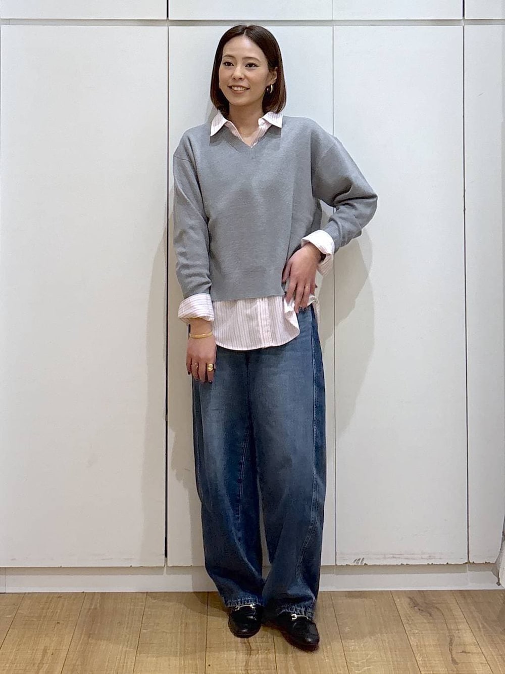 ブラック系のローファー、ピンク系のシャツ/ブラウス、ブルー系のデニムパンツを着用したレディースの冬コーディネートの3枚目の写真