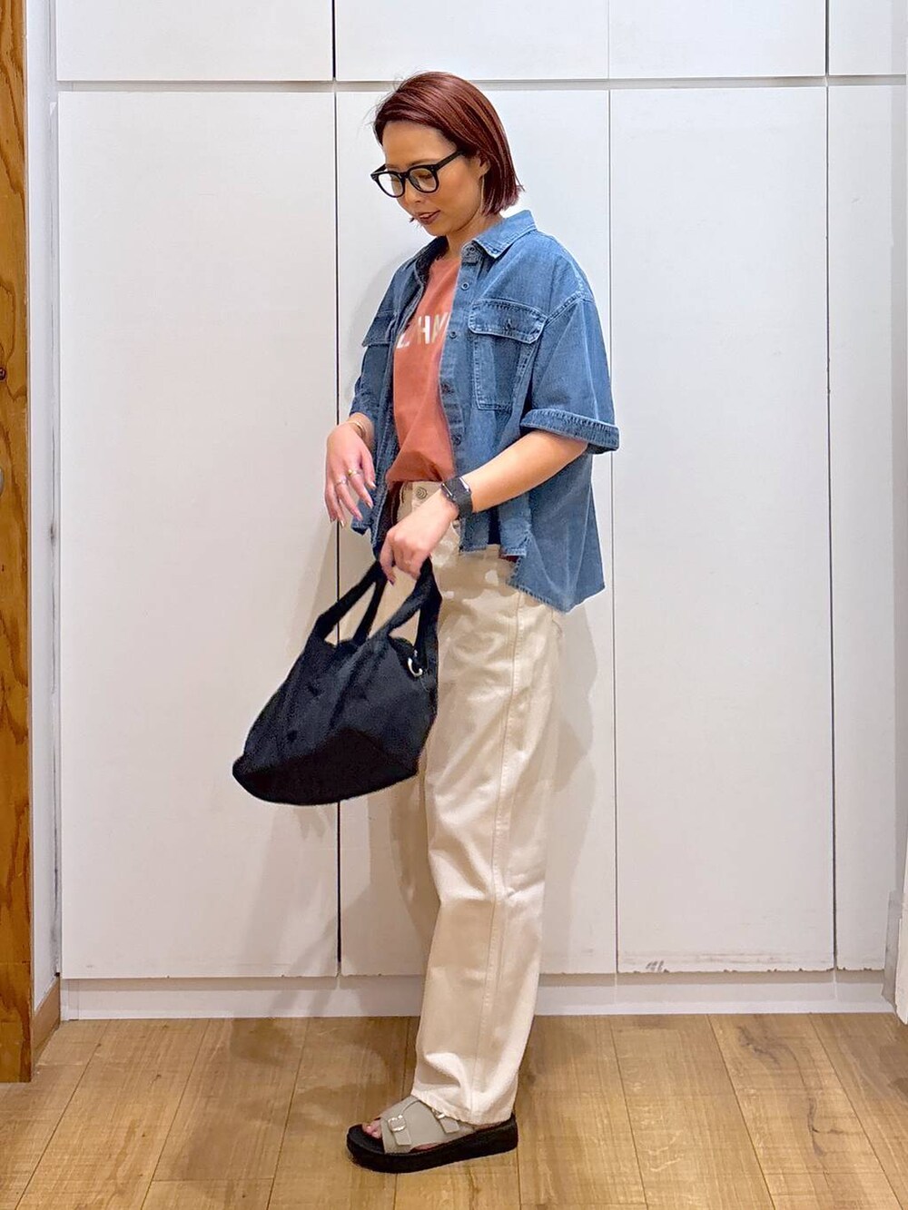 「体型カバー、高見え、高身長、ママコーデ、骨格ストレート、GLOBAL WORK、着痩せ・細見え」|「GLOBAL WORKのGOODデニムバギーパンツ/118365(デニムパンツ、ベージュ系)」を使った、ココさん(レディース・165cm)の春コーディネートの2枚目の写真