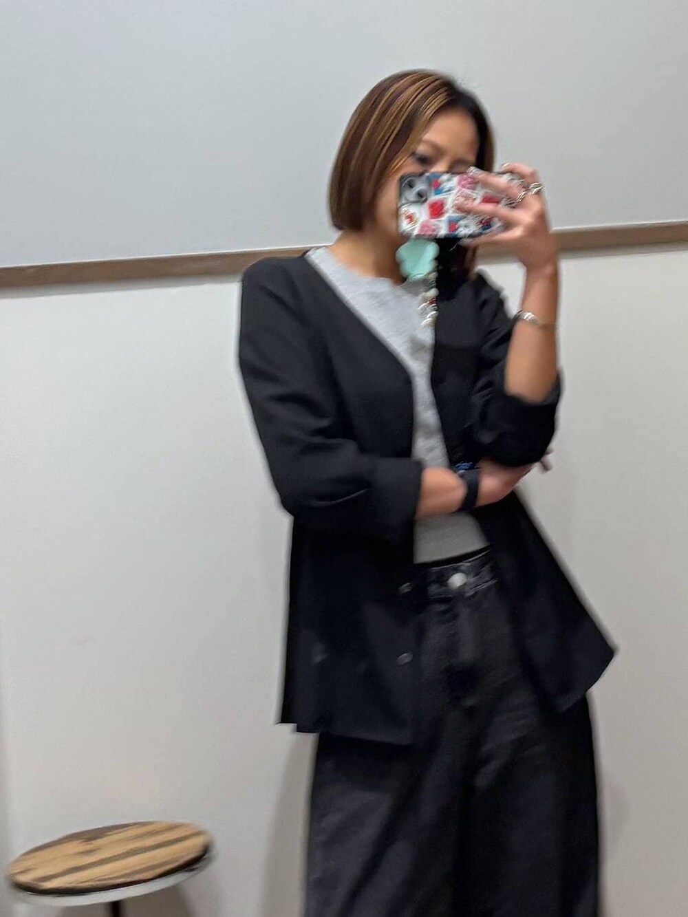 ブラック系のデニムパンツ、グレー系のカーディガン/ボレロを着用したレディースの春コーディネートの4枚目の写真