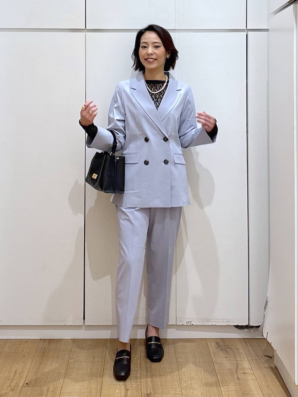 ブラック系のローファー、ブラック系のTシャツ/カットソー、ブルー系のスラックスを着用したレディースの冬コーディネートの3枚目の写真