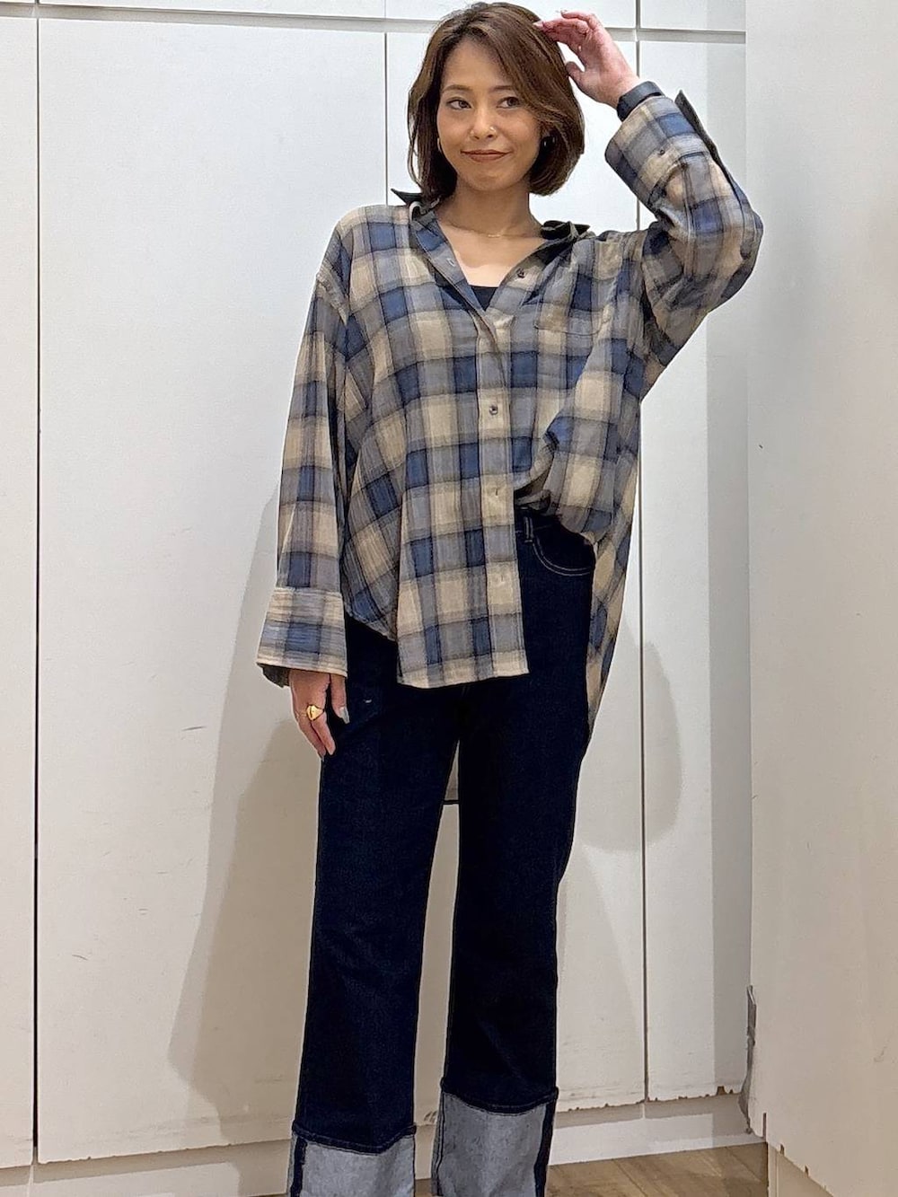 ブルー系のデニムパンツ、ブラック系のキャミソール、ベージュ系のシャツ/ブラウスを着用したレディースの夏コーディネートの2枚目の写真
