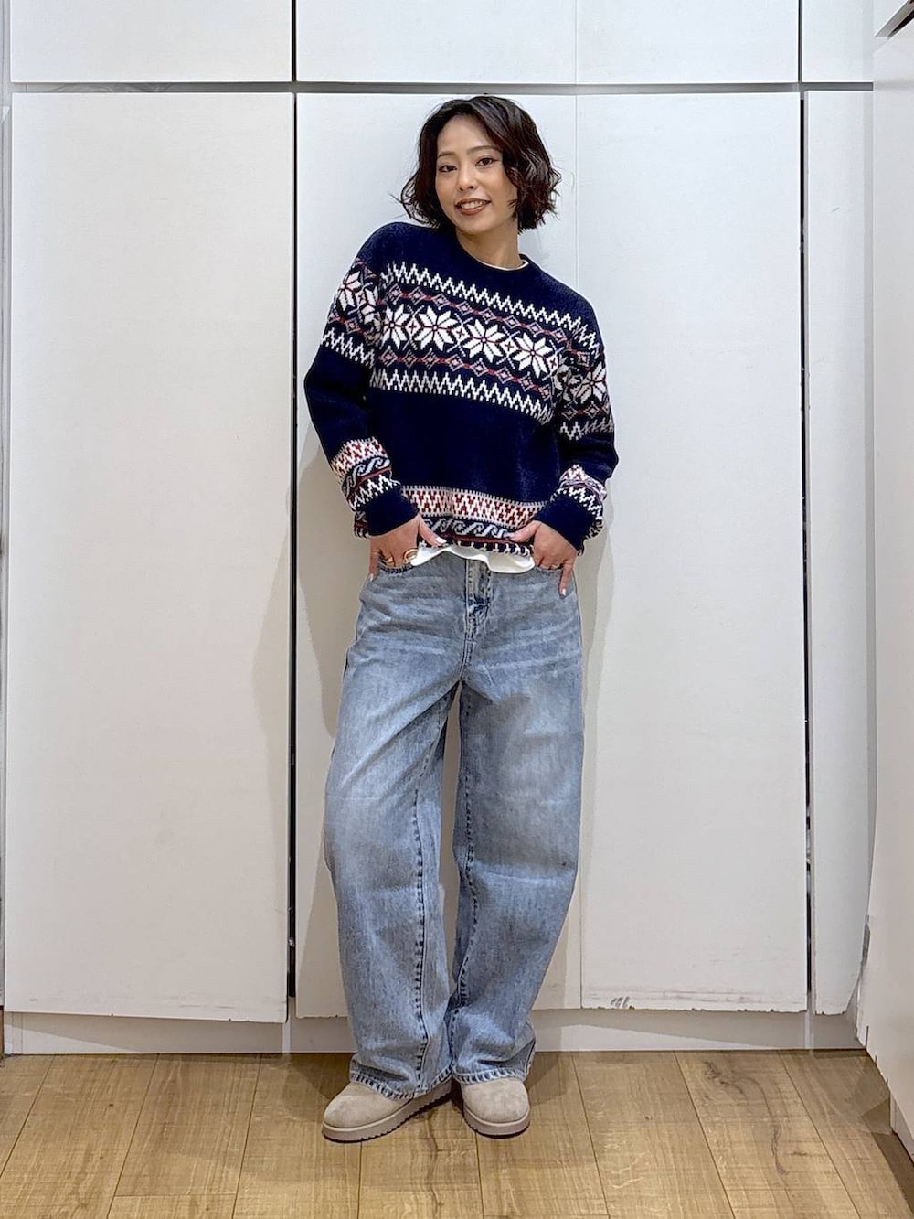 ブルー系のダウンジャケット/コート、ブルー系のデニムパンツ、ホワイト系のTシャツ/カットソーを着用したレディースの冬コーディネートの6枚目の写真