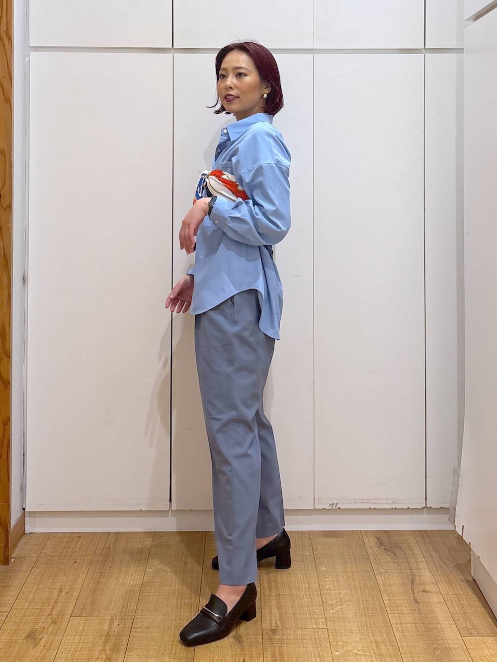 「体型カバー、高見え、高身長、ママコーデ、骨格ストレート、GLOBAL WORK、着痩せ・細見え」|「GLOBAL WORKのウツクシルエットテーパードパンツ/133595(その他パンツ、ブルー系)」を使った、ココさん(レディース・165cm)の春コーディネートの5枚目の写真
