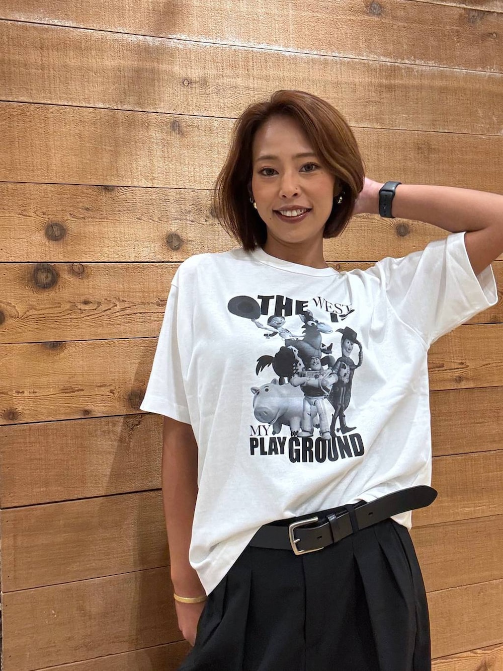 ブラック系のその他パンツ、ホワイト系のTシャツ/カットソーを着用したレディースの夏コーディネートの5枚目の写真