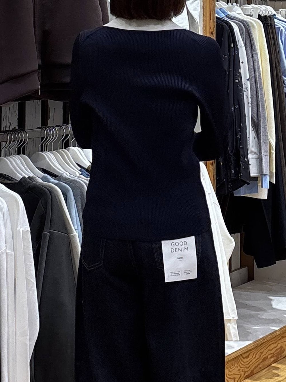 ブルー系のデニムパンツ、ブルー系のニット/セーターを着用したレディースの冬コーディネートの4枚目の写真