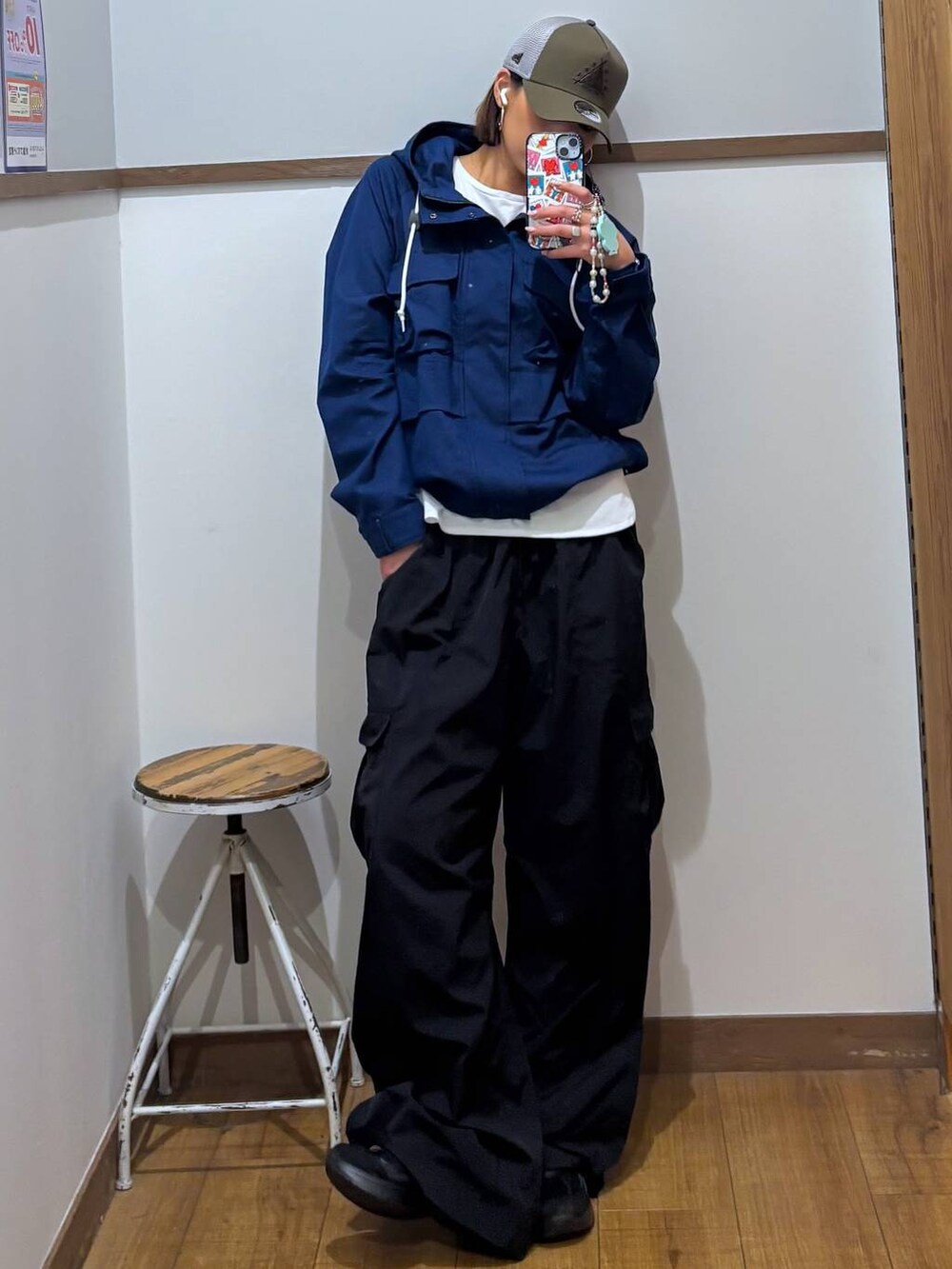 ブルー系のマウンテンパーカー、その他のタンクトップを着用したレディースの春コーディネートの2枚目の写真