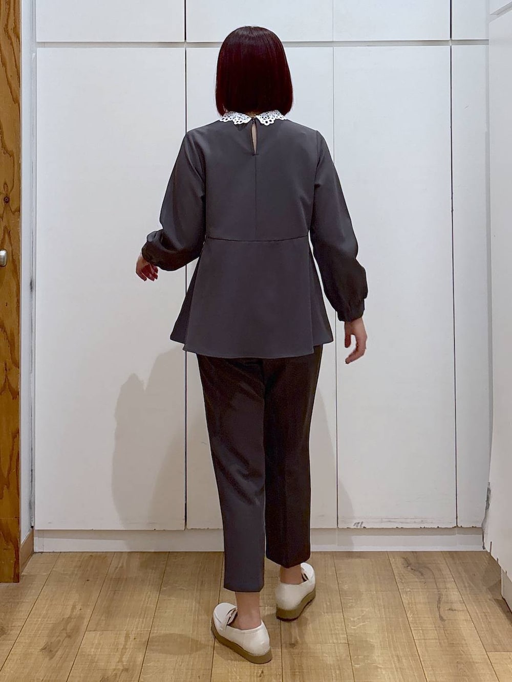 ホワイト系のローファー、グレー系のセットアップ、ベージュ系のショルダーバッグを着用したレディースの春コーディネートの7枚目の写真