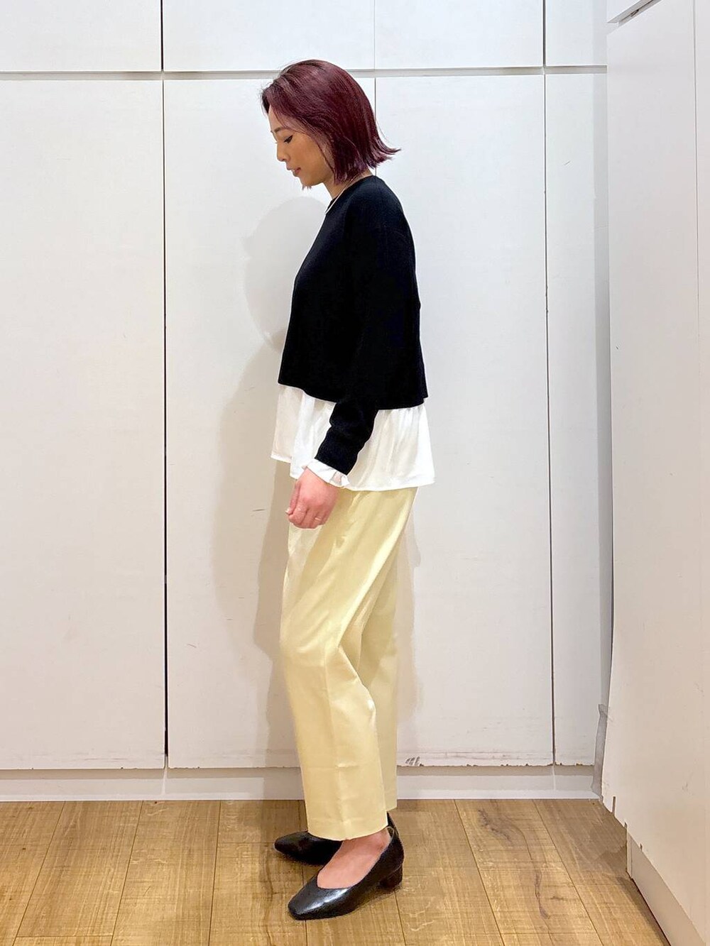 イエロー系のその他パンツ、ブラック系のボストンバッグ、ブラック系のニット/セーターを着用したレディースの春コーディネートの6枚目の写真