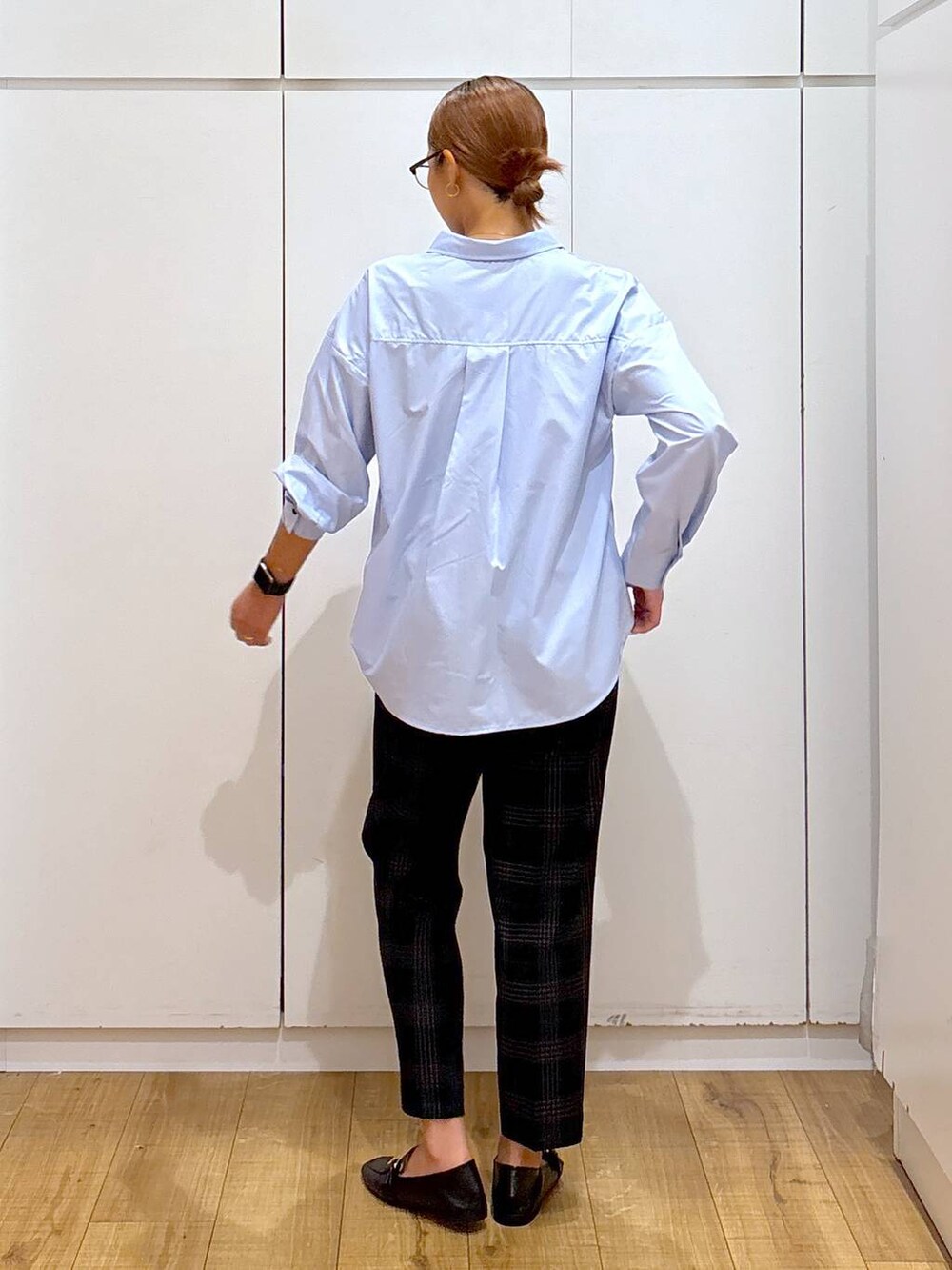 ブラック系のローファー、ブラック系のキャミソール、ブルー系のその他パンツを着用したレディースの秋コーディネートの5枚目の写真