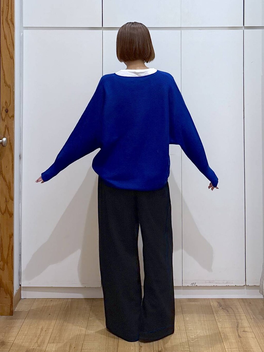 ブラック系のその他パンツ、ブルー系のニット/セーターを着用したレディースの秋コーディネートの3枚目の写真